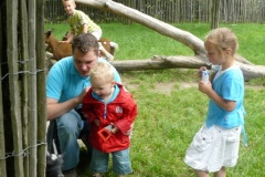 Van links naar rechts: Ariën, Aron (man en zoon van Marieke) en Tabitha, op de achtergrond Lennard (beiden van Lizette)