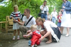 Lisa (van Marco), Jacob en Damaris , Aron (van Marieke), op de achtergrond Marco en Lenette.