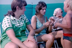 15 (Tante) Fia, (tante) Anneke, oma en Marie Soeters